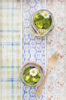 Frühlingshafter Salat im Glas, Avocado und Kresse, Gänseblümchen - LVF004733