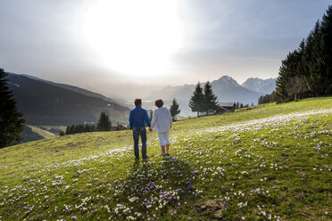 Österreich, Tirol, Ehepaar auf der Alm - MKFF000289