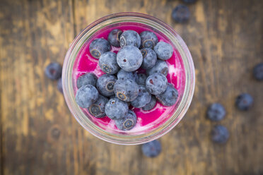 Glass of overnight oats with blueberries and berry juice, close-up - LVF004739