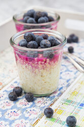 Gläserweise Overnight Oats mit Heidelbeeren und Beerensaft - LVF004741