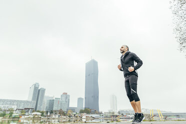 Österreich, Wien, Joggerin beim Training auf der Donauinsel vor der Donau City - AIF000320