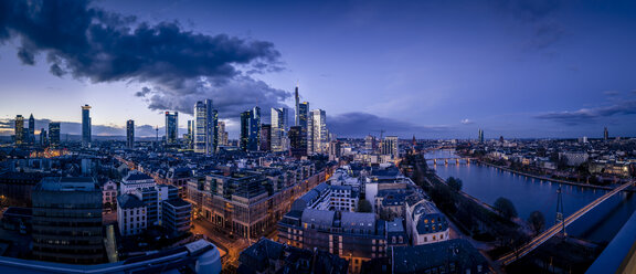 Deutschland, Frankfurt, Main, Skyline des Finanzviertels am Abend - MPAF000057