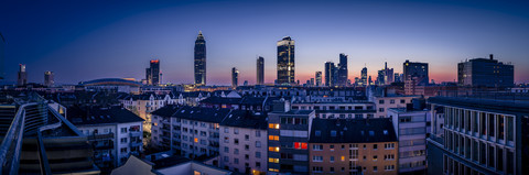Deutschland, Frankfurt, Skyline des Finanzviertels am Abend, lizenzfreies Stockfoto