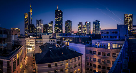 Deutschland, Frankfurt, Skyline des Finanzviertels am Abend - MPAF000059