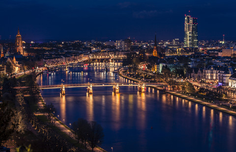 Deutschland, Frankfurt, Stadtansicht und Main bei Nacht, lizenzfreies Stockfoto