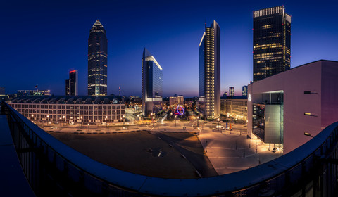 Deutschland, Frankfurt, Blick vom Skyline Plaza, Finanzviertel am Abend, lizenzfreies Stockfoto