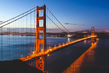 USA, Kalifornien, San Francisco, Golden Gate Bridge in den Abendstunden - GIOF000819