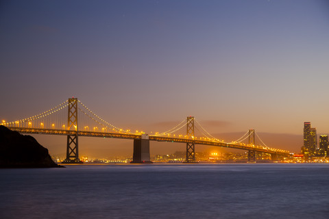 USA, Bay Bridge von San Francisco am Abend, lizenzfreies Stockfoto