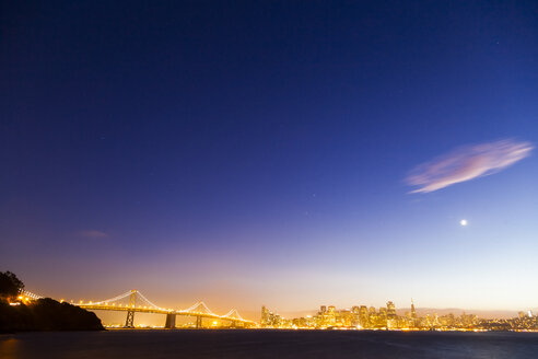 USA, Bay Bridge in San Francisco bei Nacht - GIOF000821