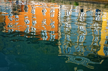 Italien, Gardasee, Limone sul Garda, Wasserspiegelungen von bunten Fassaden im Hafenbecken - LHF000492