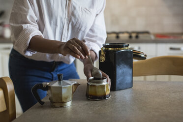 Junge Frau bereitet Espresso in der Küche zu, Teilansicht - MAUF000413