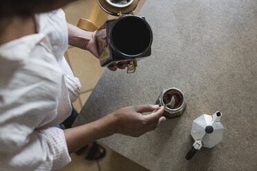 Junge Frau bereitet Espresso in der Küche zu, von oben gesehen - MAUF000414