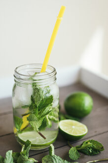 Frischer Mojito im Glas mit Trinkhalm - JPF000130