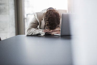 Erschöpfte Geschäftsfrau im Büro - UUF006762