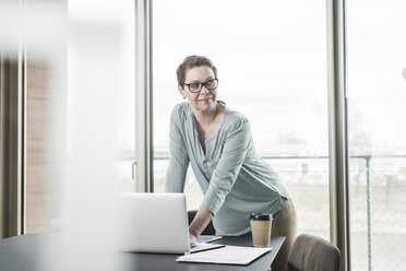 Geschäftsfrau mit Laptop im Büro - UUF006796