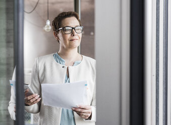 Businesswoman holding document - UUF006806