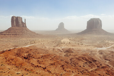 USA, Utah, Monument Valley during a sunny day - GIOF000840