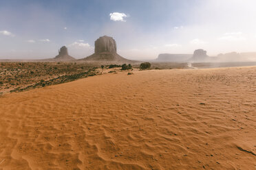 USA, Utah, Monument Valley during a summer day - GIOF000841