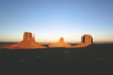 USA, Utah, Monument Valley während eines Sonnenuntergangs im Sommer - GIOF000844