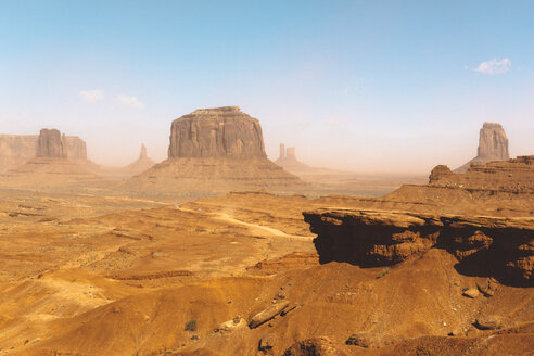 USA, Utah, Monument Valley während eines Sandsturms - GIOF000850