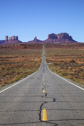 USA, Utah, Blick auf das Monument Valley und den Highway 163 - GIOF000858