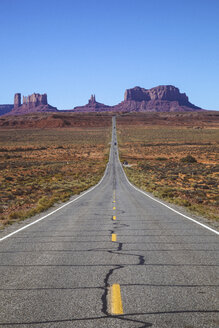 USA, Utah, Blick auf das Monument Valley und den Highway 163 - GIOF000858