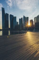 Singapur, Marina Bay, Gebäude bei Sonnenuntergang - GIOF000870