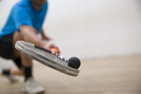 Serbien, Squash, Mann spielt Squash - ZEDF000083