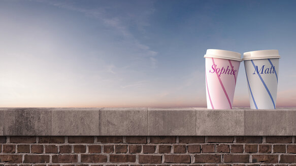 Zwei Kaffeebecher mit Namen an der Wand bei Sonnenuntergang, 3D Rendering - AHUF000151