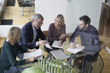 Geschäftsleute bei einer Teambesprechung im Büro - RBF004282