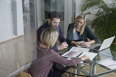 Geschäftsleute bei einer Teambesprechung im Büro - RBF004284