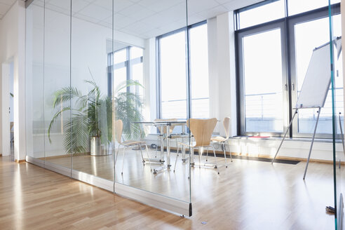 Büroeinrichtung, Tisch mit Stühlen im Sitzungssaal - RBF004286