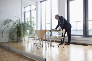 Erfolgreicher Geschäftsmann bei der Arbeit im Sitzungssaal - RBF004307