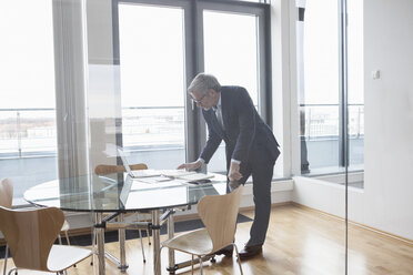 Erfolgreicher Geschäftsmann bei der Arbeit im Sitzungssaal - RBF004311