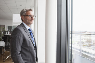 Erfolgreicher Manager im Büro, Porträt - RBF004369