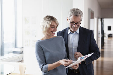 Geschäftsmann und Frau arbeiten zusammen im Büro und besprechen Dokumente - RBF004376