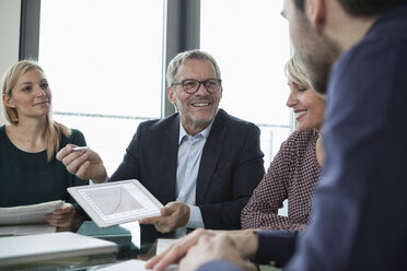 Geschäftsleute bei einer Teambesprechung im Büro - RBF004393