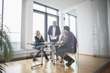 Geschäftsleute bei einer Teambesprechung im Büro - RBF004395