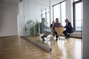 Business people having team meeting in office - RBF004397