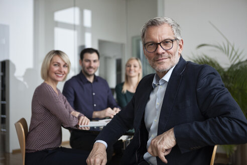 Geschäftsleute bei einer Teambesprechung im Büro - RBF004399