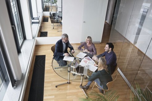 Geschäftsleute bei einer Teambesprechung im Büro - RBF004400