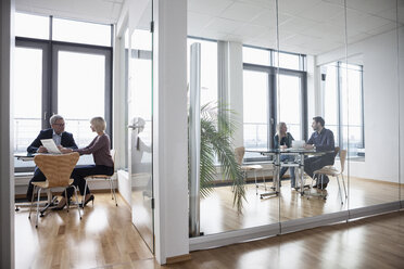 Geschäftsleute, die im Büro arbeiten - RBF004401