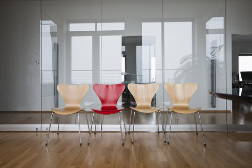 Reihe leerer Stühle im Büro - RBF004403