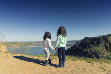 Spain, Burujon, back view of two little girls looking at a lake - ERLF000161