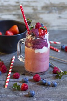 Smoothie mit Naturjoghurt, Banane, Erdbeere, Himbeere und Heidelbeere im Glas - YFF000534