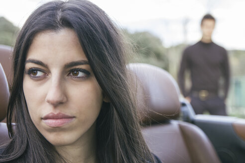 Porträt einer jungen Frau, die in einem Cabrio sitzt - ABZF000334