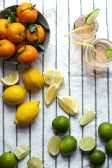 Zwei Gläser mit Limonade und verschiedenen Zitrusfrüchten - VABF000428