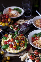 Zubereitete Spaghetti mit Tomaten, Basilikumblättern und Parmesan - VABF000431