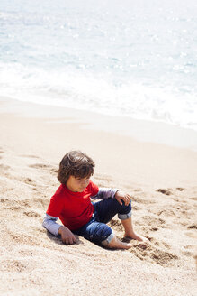 Kleiner Junge sitzt am Strand an der Strandpromenade - VABF000435