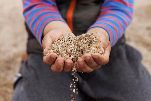 Hände eines kleinen Jungen halten Sand, Nahaufnahme - VABF000437